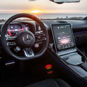 Über die Display-Taste auf der Bedienleiste unterhalb des Zentraldisplays wählt der Fahrer unterschiedliche Funktionen wie Medialautstärke, Assistenzsysteme oder Fahrzeugfunktionen aus.(Bild:  Mercedes-Benz)