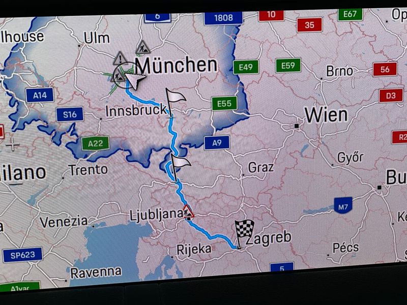 Von München nach Zagreb sind es rund 550 Kilometer. Das Porsche-Navi schlägt zwei Ladestopps vor. (Bild: Benjamin Bessinger/SP-X)