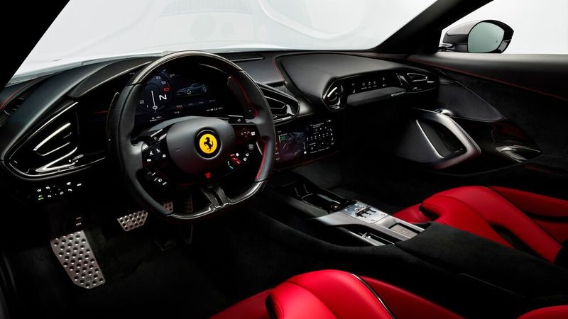 Das Cockpit mit dem kapazitiven Lenkrad setzt sich aus drei Bildschirmen zusammen. (Bild: Autoren-Union Mobilität/Ferrari)