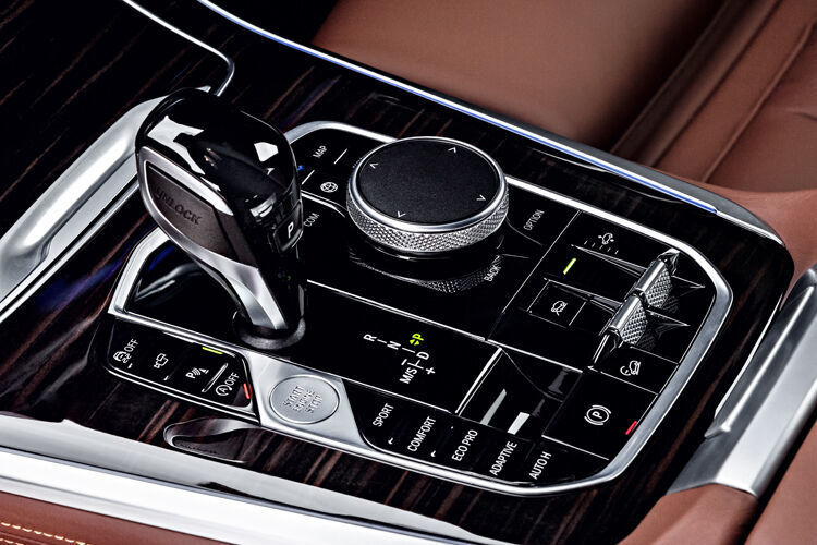 Der BMW typische Drehschalter zur Bedienung des Infotainment-Systems bleibt erhalten. (BMW)