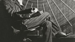 Nikola Tesla vor einer Spiralspule, die er für seine Experimente verwendete. Dieses Foto wurde erstmals 1896 in der Zeitschrift Electrical Review veröffentlicht. (gemeinfrei (By Unknown - Originally published in "Tesla's Important Advances" in Electrical Review, May 20, 1896, p. 263. Credited in caption to Tonnelé and Co.Uploaded 20:26, 3 January 2006 (UTC) by EscapeArtistsNeverDie from copy of article on http://www.teslacollection.com/tesla_articles/1896/electrical_review_ny/nikola_tesla/tesla_s_important_advances (log), Public Domain, https://commons.wikimedia.org/w/index.php?curid=3123892))