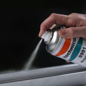 Saubere, fettfreie und staubfreie Oberflächen sind die Grundlage für reproduzierbare Klebeergebnisse – ein entscheidender Faktor, den Konstrukteure bereits bei Werkstoffauswahl, Bauteildesign und Prozessplanung mitdenken sollten.(Bild:  Ruderer)