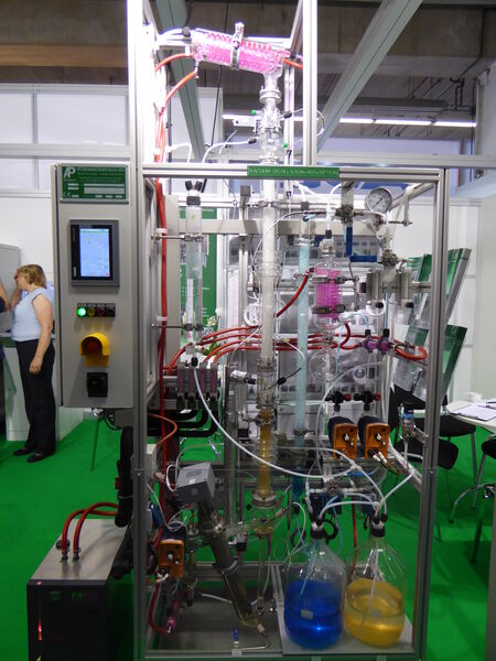 Labor- und Analysentechnik auf der Achema 2015Kleine Lösungen für kleine Betriebe – das Vacuum Destillations- und Absorptionssystem von AP Miniplant. (Bild: LABORPRAXIS)