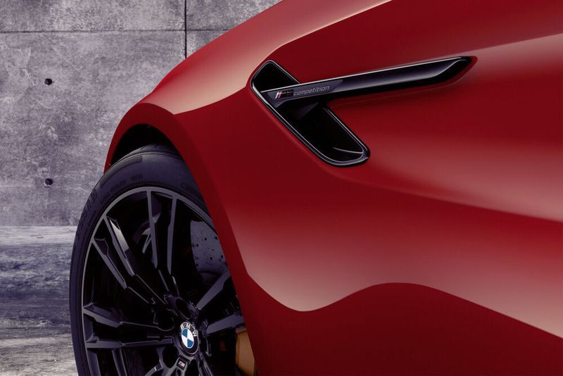 Die „Kiemen“ des Sportlers in Schwarz-Hochglanz. (BMW)