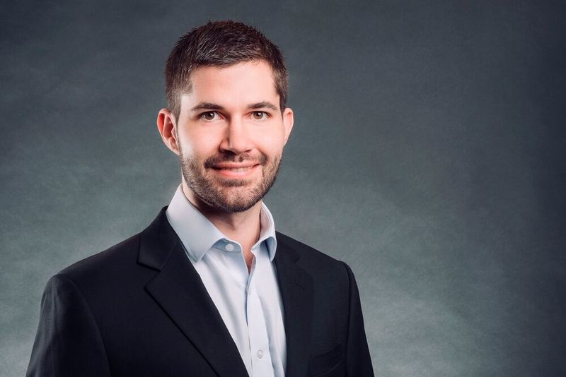 Florian Kraft ist mit Wirkung zum 1. August 2020 neuer Vertriebsdirektor bei Peugeot Deutschland. In seiner neuen Rolle berichtet er direkt an seinen Vorgänger Haico van der Luyt, Geschäftsführer bei Peugeot Deutschland, der die Position bislang in Doppelfunktion innehatte.
Nach Stationen bei der Behörde für nukleare Sicherheit in Straßburg und bei der französischen Botschaft in Moskau kam Florian Kraft zu Nissan, zunächst als General Manager in Dubai und Yokohama. Zuletzt verantwortete er beim Nissan Center Europe die Sparte Netzwerkentwicklung und Kundenzufriedenheit. (Peugeot)