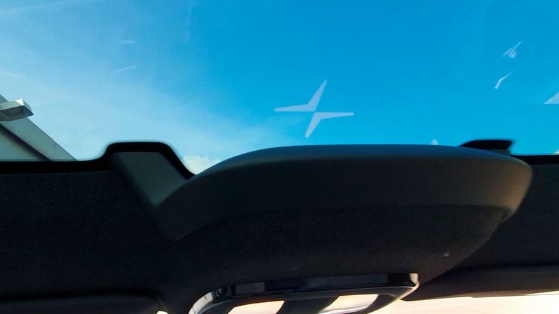 10. Die Details: Polestar ist ein Premiumhersteller der leisen Töne. Das Markenemblem von Polestar wurde dezent ins Panoramadach integriert. Wo wir bei Details sind: Seinen rechteckigen Plastikschlüssel sollte Polestar überdenken, auch wenn man diesen nicht zwingend braucht, um das Auto zu öffnen. Letztlich hat man diesen doch öfter in der Hand und er wirkt für eine Premiummarke schlichtweg zu billig. (Bild: Mauritz – VCG)