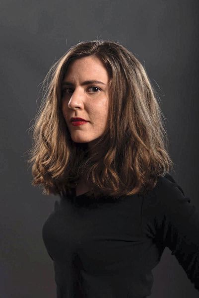 Neurowissenschaftlerin Isabella Hillmer vom Startup Ghost - feelt.it zeigt, wie Vibrationsmuster im haptischen Shirt Informationen übertragen können.  (Ghost - feel.it)