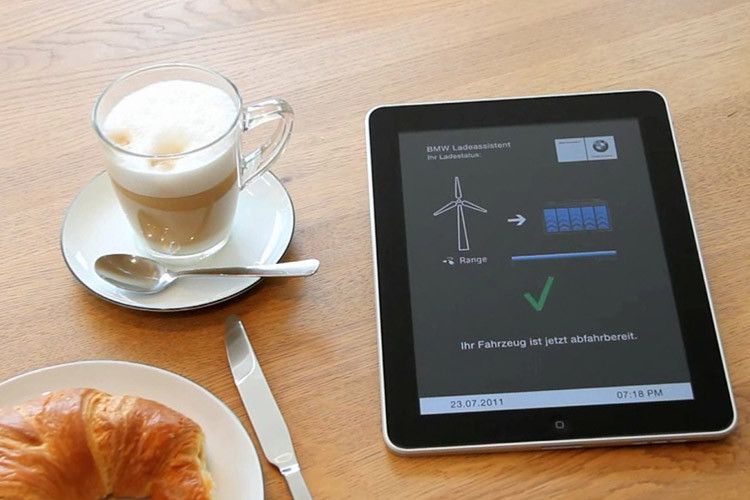 Der Ladevorgang lässt sich per Smartphone oder Tablet aktivieren und beobachten. (Foto: BMW)