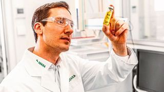 Dekra unterstützt jetzt alle Unternehmen bei der KKDIK-Vorregistrierung (entspricht EU-REACH), die ihnen den Chemikalienimport in die Türkei ab Januar 2021 weiter erlaubt. Denn alle Stoffe, die in einer Menge von über 1 Tonne im Jahr geliefert werden sollen, müssen dann den türkischen Behörden gemeldet und deren Rezeptur offengelegt werden. (Dekra)