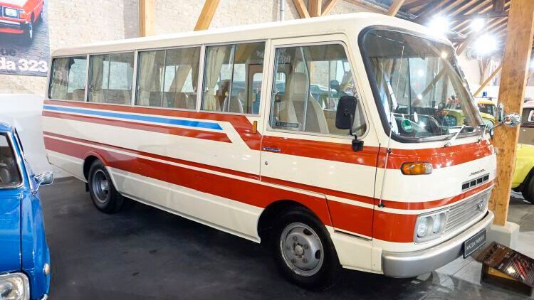Der Parkway ist ein Kleinbus, der auf der Lkw-Plattfrom „Titan“ basiert und exklusiv für den japanischen Markt hergestellt wurde. 1974 wurde der Parkway mit einem Wankelmotor sowie einem 2.000-Kubikzentimeter-Otto-Benzinmotor und einem 2.500-Kubikzentimeter-Dieselmotor vorgestellt. Er bot Platz für 26 Personen. (Bild: Dominsky/»kfz-betrieb«)