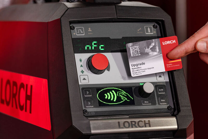 Als zukunftorientiert gelten die Lorch-Systeme der Micormig-Serie auch. Denn die sogenannte NFC-Technologie ermöglicht es, dass man in Sekundenschnelle zusätzliche Schweißverfahren, 
Schweißprogramme oder Jobs aufspielen, oder sich stets wiederholende Schweißaufgaben speichern kann. 
 (Bild: Lorch)