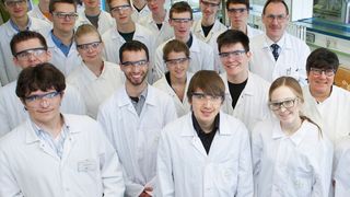 Die Nachwuchs-Chemiker bereiten sich gemeinsam mit Birgit Vieler (zweite untere Reihe re.), Landesbeauftrage NRW der Chemie-Olympiade, und Guido Körner (dritte untere Reihe re.), Currenta Ausbildung, auf die Internationale Chemie-Olympiade vor. (Bild: Bayer)