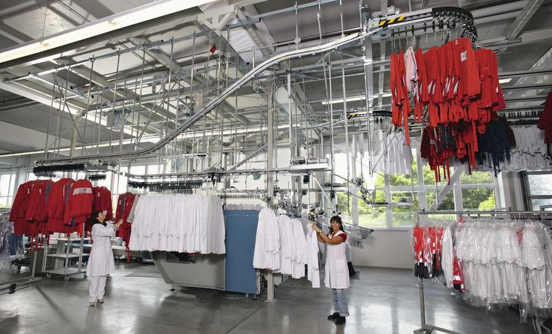 Über ein modernes Transportsystem wird die Kleidung durch die Produktion geleitet. (Bild: DBL)