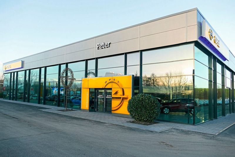 Mit einem neu gebauten Opel-Autohaus stellt die Peter-Gruppe das Rüsselsheimer Fabrikat mehr in den Vordergrund. Der Neubau ist Teil der Unternehmensstrategie, den einzelnen Fabrikaten wieder mehr Eigenständigkeit zu verleihen. (Peter)