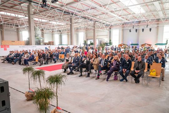 Bei der Eröffnungsfeier der vier neuen Lager- und Produktionshallen in Weiz waren rund 300 Personen zu Gast.(Bild:  Craiss/ Alexandra Luttenberge)