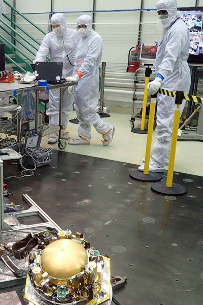 Das Seismometer wird einem letzten Check unterzogen. (Bild: NASA)