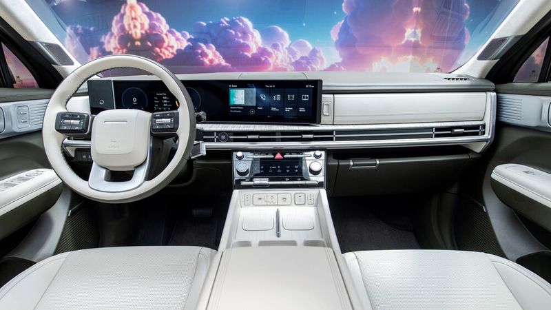 Für die modernen Momente sorgt das geschwungene 12,3-Zoll-Curved-Display, gekoppelt mit dem neuesten Infotainmentsystem. (Bild: Hyundai)