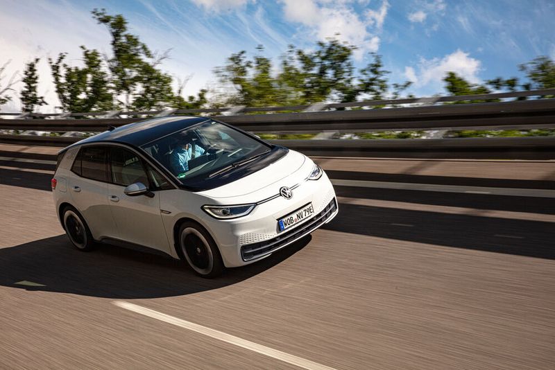 Der ID 3 ist mit seinen 4,26 Metern etwas kürzer als der Golf.  (Bild: VW)