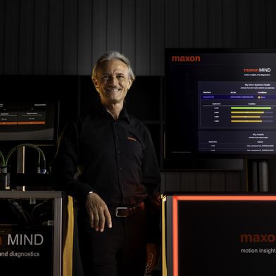 Claude Jaquemet zeigt das Demo-System von Maxon Mind. (Bild: Maxon)