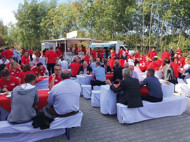 Bei entspannter Atmosphäre und gutem Essen fanden auch viele gute Gespräche bei der Veranstaltung statt.  (Bild: Brabender Technologie)