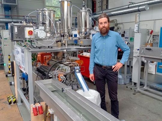 Polylactid-Blends mit Stereokomplex-Kristallstrukuren sind jetzt im Technikumsmaßstab herstellbar, wie hier Dr. Boris Marx vom Faserinstitut Bremen e. V. demonstriert. Daraus hergestellte Fasern könnten dem Biopolymer PLA neue Marktchancen eröffnen. Polylactid-Blends mit Stereokomplex-Kristallstrukuren sind jetzt im Technikumsmaßstab herstellbar, wie hier Dr. Boris Marx vom Faserinstitut Bremen e. V. demonstriert. Daraus hergestellte Fasern könnten dem Biopolymer PLA neue Marktchancen eröffnen.