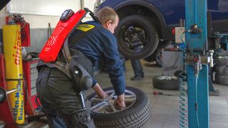 Auch im Kfz-Gewerbe gibt es jede Menge Arbeiten, die den Rücken strapazieren. Bei manchen kann ein Exoskelett den Mitarbeiter spürbar entlasten. (Bild: German Bionic)