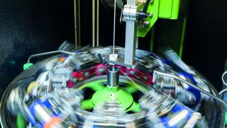 Eine Flechtmaschine bringt die Schirmung der Etherline-Leitungen von Lapp auf. Sie ist essenziell bei Leitungen für hohe Datenraten. (Wolfram Scheible/Lapp)