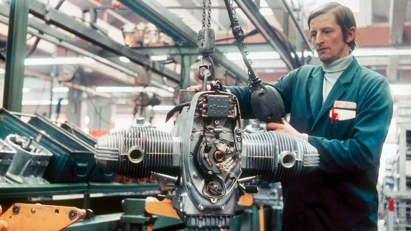 Die mechanische Fertigung umfasst die Komponentenproduktion von Zylinderköpfen,  Kurbelwellen, Kurbelgehäusen, Pleuel und Gelenkwellen. In der Schweißerei werden u.a. Rahmen und Kraftstoffbehälter produziert. Hinzu kommen die Oberflächenbeschichtung (Galvanik, KTL, Pulverlack, Nasslack) sowie die Motorenmontage und Fahrzeugmontage. (Bild: BMW AG)