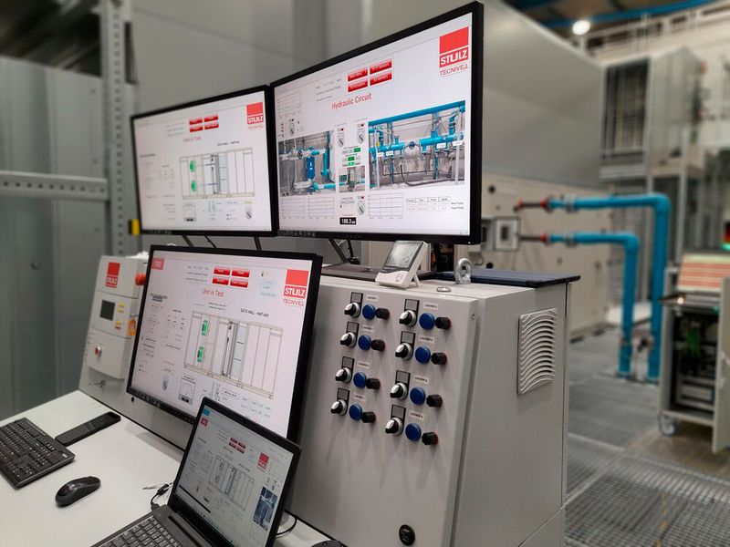 Der Leitstand in Testlabor, Doch können Kunden auch per Live-Streaming-System einen Prüfablauf nachverfolgen.  (Bild: Stulz)