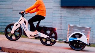 Kombiniert mit dem eigenen Anhänger lassen sich mit dem Mocci Smart Pedal Vehicle vielfältige Transport- und Logistikszenarien umsetzen. (Bild: CIP Mobility)