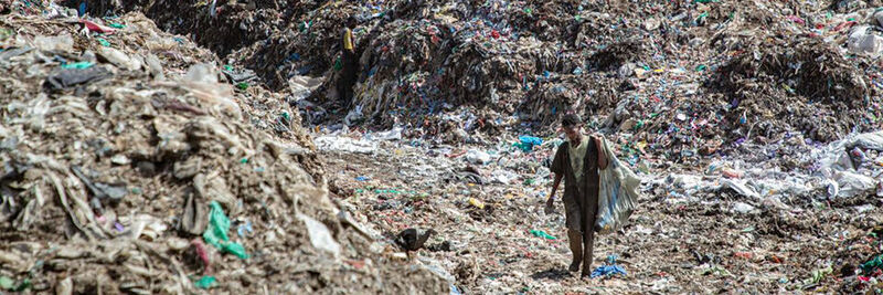 Die Abhängigkeit von Einwegprodukten und Plastikverpackungen schadet unserer Umwelt und hinterlässt irreversible Schäden. Im Bild: Die Dandora-Deponie in Nairobi, Kenia, wo ein Großteil der Abfälle aus Plastik besteht.