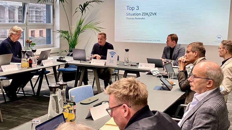 Thomas Peckruhn, Sprecher der Fachgruppe Fabrikatsvereinigung im ZDK, stellte in Berlin den Mitgliedern die Ergebnisse einer Umfrage zu den Erwartungen an die Interessenvertretung des Kfz-Gewerbes vor. (Bild:  Doris S. Pfaff - VCG)