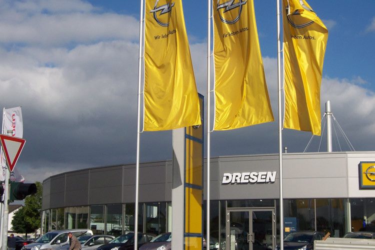 Mit ihrer Stammmarke Opel bestreitet die Dresen-Gruppe trotz ihrer breiten Aufstellung mit zwölf Fabrikaten noch immer circa 45 Prozent ihres Geschäftsvolumens. Im Bild: Die jüngst umgebaute Filiale in Dormagen. (Foto: Dresen)