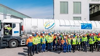 Das ist der weltweit größte Trailer für den Transport von flüssigem Wasserstoff. Linde-Experten haben ihn entwickelt und gebaut. Jüngst wurde er vorgestellt. (Bild: Linde)