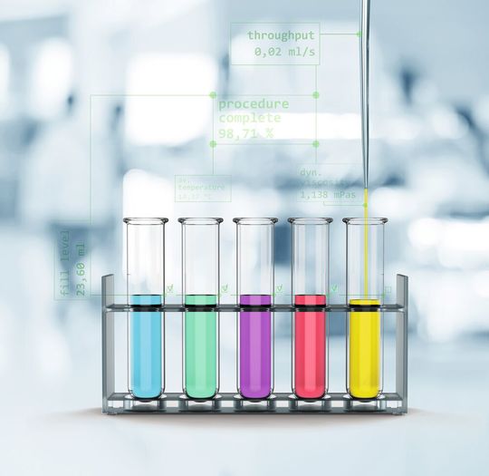 Wiederholt präzise – das ist eine zentrale Anforderung an Dosierpumpen im Labor(Bild:  JAKKAPAN JABJAINAI)