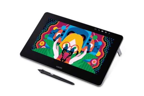 Wacom Cintiq Pro 13, Kreatives Stift-Display: Das 13,3”-LC-Display des Wacom Cintiq Pro 13 bietet eine Full-HD-Auflösung. Mit einer sehr weiten Farbskala von 87 Prozent der Adobe-RGB-Palette wird eine nahezu farbgetreue Darstellung möglich. Der dazugehörige Wacom Pro Pen 2 hat eine ausgeprägte Druckempfindlichkeit und arbeitet präzise ohne Übertragungsverzögerung. Integrierte Stützen an der Rückseite des Displays positionieren dieses in einem angenehmen Winkel. Eine einfache Gestensteuerung ermöglicht Schwenken, Zoomen oder Rotieren des Gezeichneten, Hersteller Wacom , Tokyo, Japan. (Bild: Red Dot / Wacom Technology)