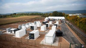 Blick auf den Batteriespeicherpark in Föhren während der offiziellen Einweihung Mitte Oktober 2025.  (Bild: Schoenergie/Jennifer Weyland)