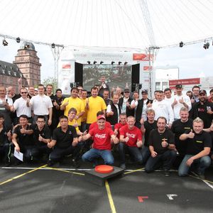 Zum Jubiläum kämpften am Donnerstag 13 Firmen-Teams, bestehend aus drei Fahrern und einem Logistiker, auf dem Aschaffenburger Schlossplatz um den Titel „Firmen-Team-Meister 2014“.