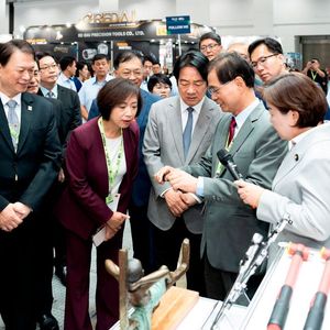 Following the opening ceremony, Taiwan President Lai Ching-te tours the exhibition floor—accompanied by Alan Hsieh (Chairman of THTMA), Legislator Ho Hsin-tsun, and Legislator Yang Chiung-ying—engaging directly with Taiwanese exhibitors to learn about high-quality hand tools and smart manufacturing innovations.(Source:  Lanza International)