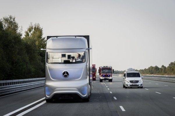 Der Mercedes-Benz Future Truck 2025: Weltpremiere der spektakulären Studie des Lkw von morgen – autonome Fahrt in eine faszinierende Zukunft (Bild: Mercedes-Benz)