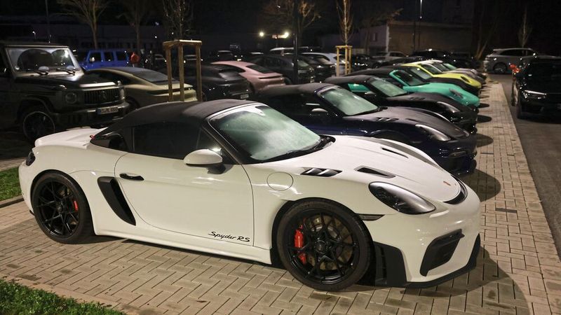 Die Glinicke-Gruppe nutzte den Abend natürlich, um die Porsche-Modelle zu präsentieren. (Bild: Ulf Schaumlöffel)