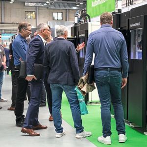 Reges Interesse für die neue Automationsvariante «Variocell Pallet» zum Handling von Nullpunktpaletten.(Bild:  Chiron)