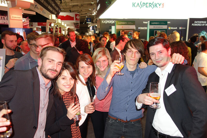 (l.) Marc Wöhrle, api, lernt grad neue Leute auf der Party kennen. (Bild: IT-BUSINESS)
