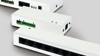 Steuergeräte: Synergy 21 hat die Master-Einheit Portaluce3653 entwickelt. Außerdem lassen sich Elemtente der Gebäudeautomation verbinden. (Synergy 21)