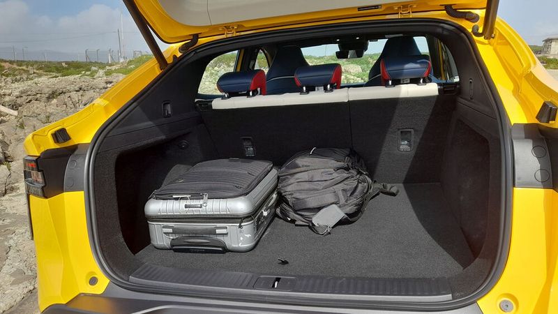 Auch der Platz fürs Gepäck ist mit 472 bis 1.260 Litern hinreichend groß. (Bild: Aiways)