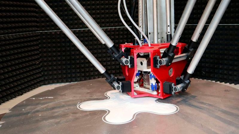 Bei der Delta-Bauweise des FDM-3D-Druckers „Honeycomb“ schwebt der Druckkopf, befestigt an drei Armen, über der Druckplatte. Gleichzeitig mit der Hüllstruktur wird die innenliegende Wabenstrucktur gedruckt.
