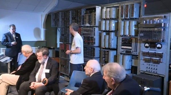 Ein historischer Moment: WITCH, der älteste funktionstüchtige Computer der Welt wird nach drei Jahren Restaurierung gebootet und so wieder zum Leben erweckt (Bild: TNMOC)