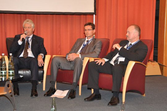 Vertreter des Importeurs und der FFS-Bank stellten sich der Diskussion: Hyundai-Geschäftsführer Werner Frey (l.) und Aftersales-Chef Karl Hell (r.) sowie Maik Kynast... (Archiv: Vogel Business Media)