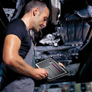 Das Industrie-Tablet Toughbook CF-D1 von Panasonic ist für verschiedene Einsatzszenarien geacht, unter anderem im Automotive-Umfeld für Diagnose-Zwecke.