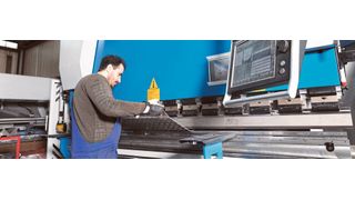 In der Werkstatt von Kopa kommt seit Juli 2020 eine CNC-Abkantpresse AHK H 30220 CNC 4x von Knuth Werkzeugmaschinen zum Einsatz und biegt vor allem Stahlbleche mit 8 mm, aber auch bis zu 12 mm Stärke.  (Bild: Knuth)